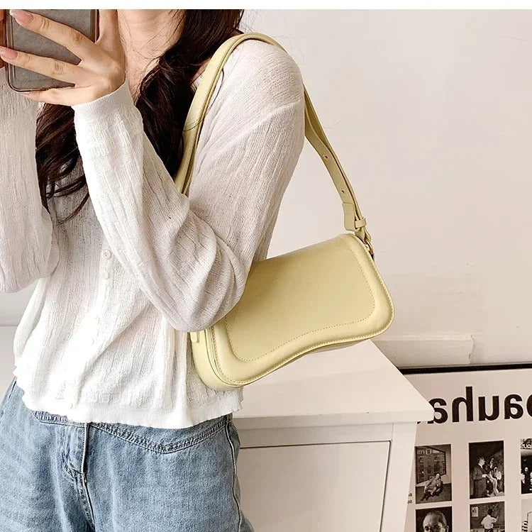 Cadence | Handtasche aus veganem Leder mit gewellter Klappe