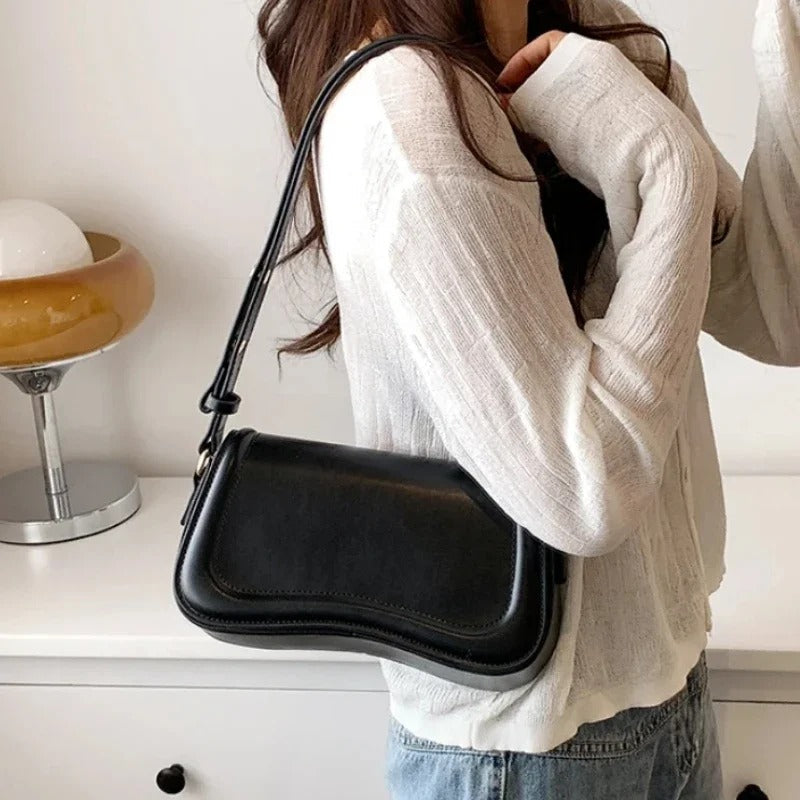 Cadence | Handtasche aus veganem Leder mit gewellter Klappe