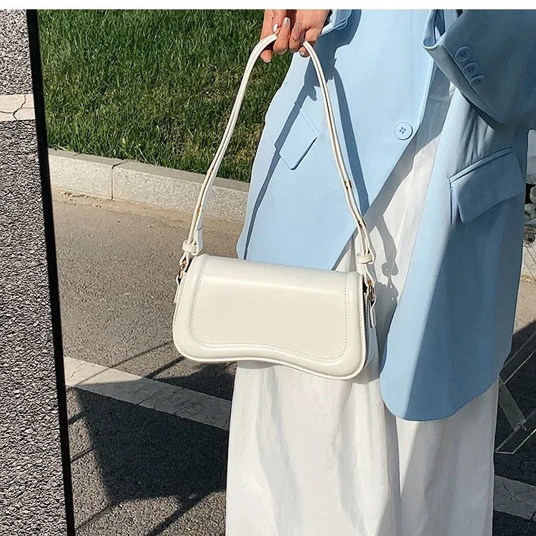 Cadence | Handtasche aus veganem Leder mit gewellter Klappe