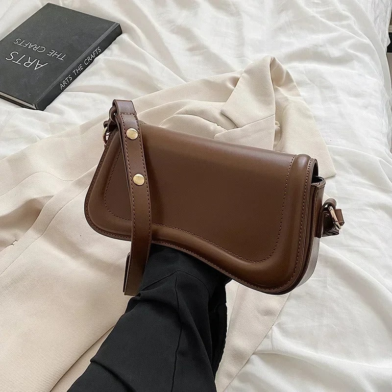 Cadence | Handtasche aus veganem Leder mit gewellter Klappe