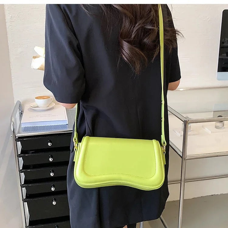 Cadence | Handtasche aus veganem Leder mit gewellter Klappe
