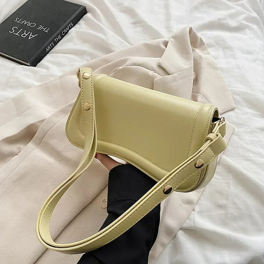 Cadence | Handtasche aus veganem Leder mit gewellter Klappe