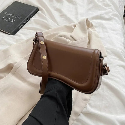 Cadence | Handtasche aus veganem Leder mit gewellter Klappe